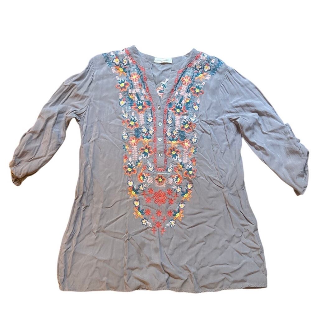 Solitaire light gray floral embroidered button adjustable sleeve blouse SIZE M‎